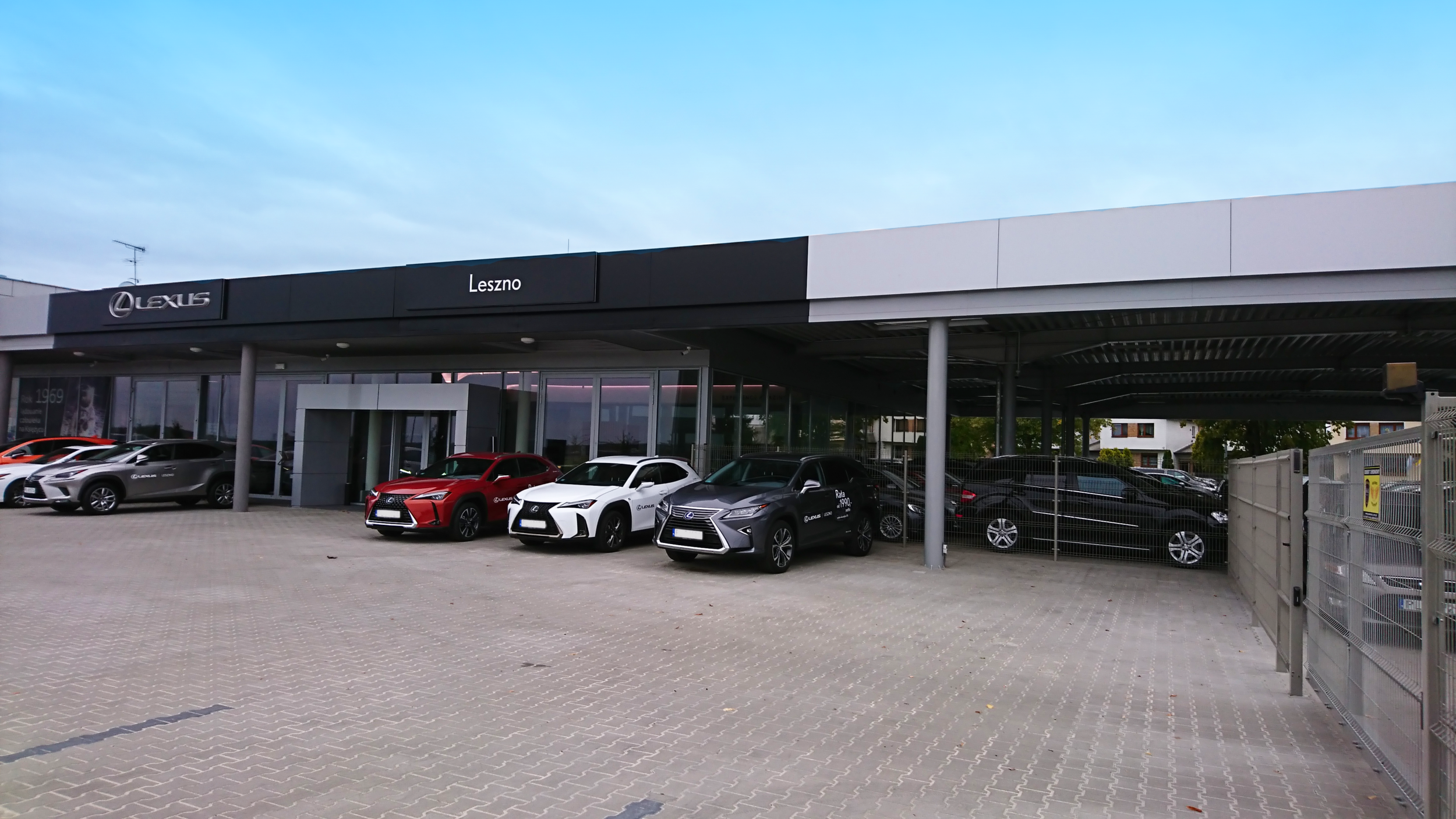 Salon samochodowy marki Lexus wraz z zadaszeniem nad