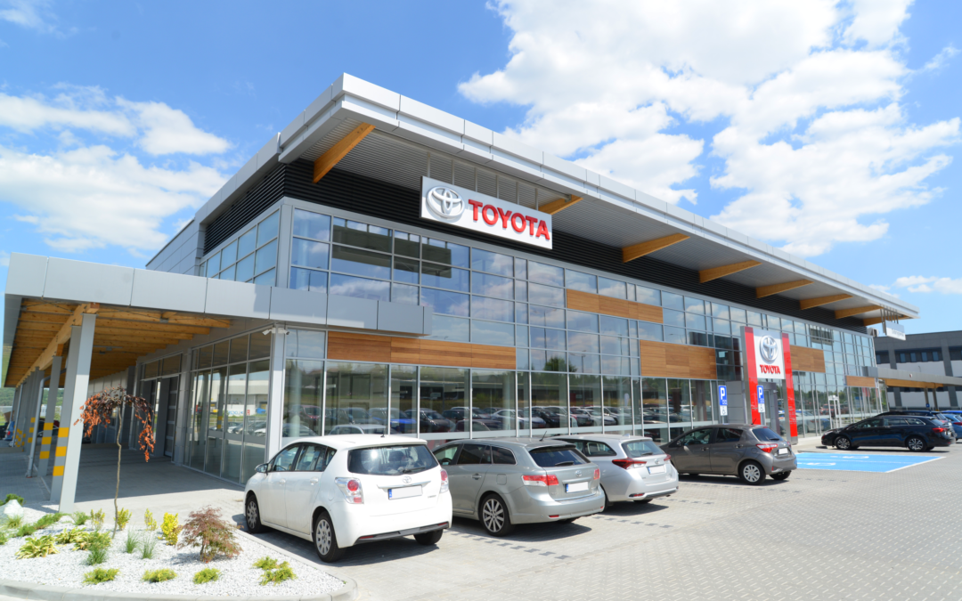 Salon samochodowy marki Toyota z serwisem wraz z niezbędną infrastrukturą techniczną w Modlnicy